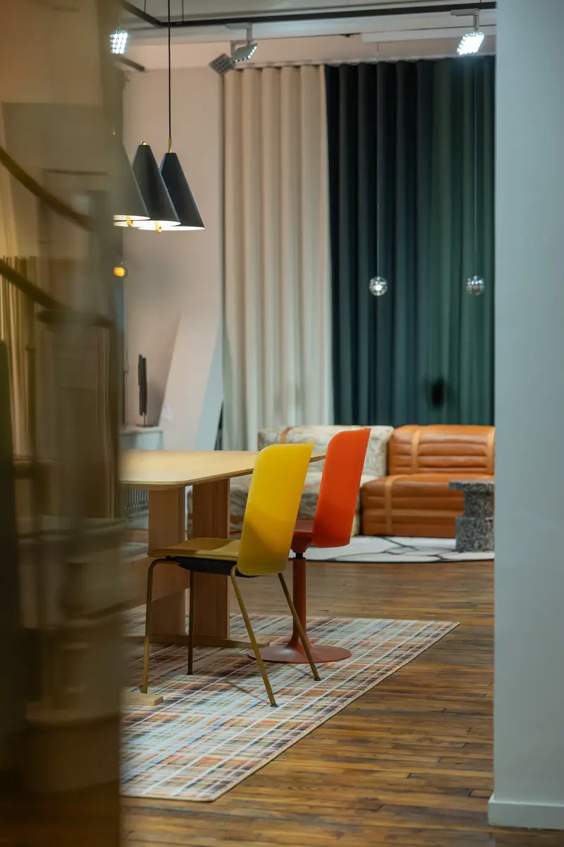 Composition de mobilier et de matières